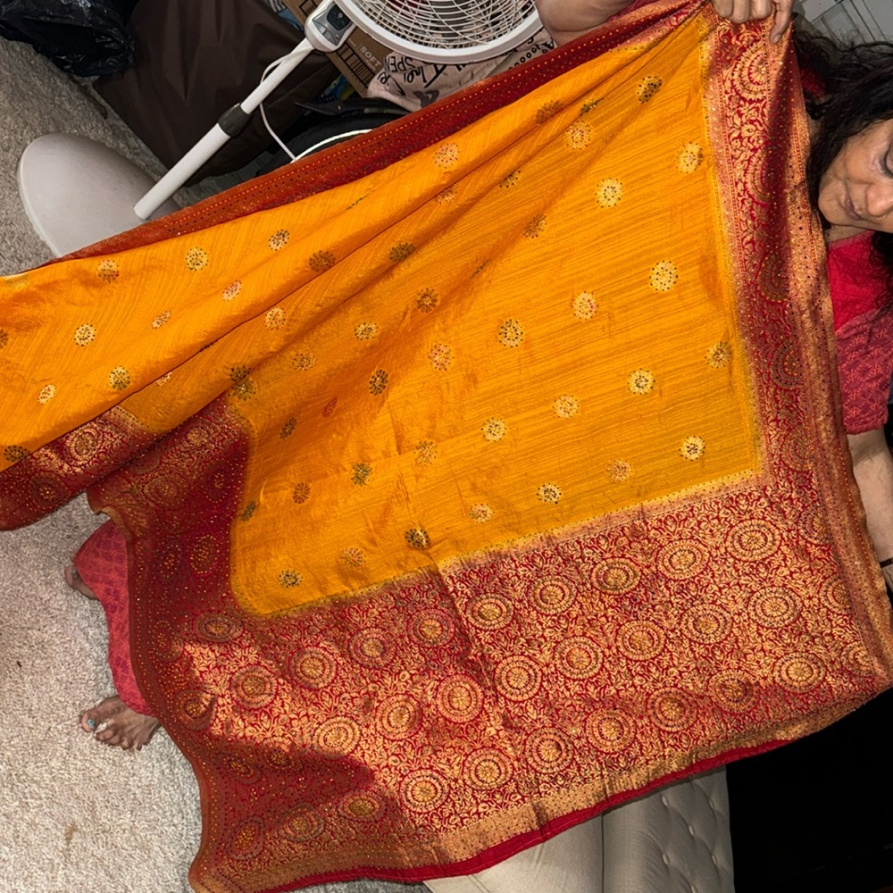 Yellow saree with red border - Picture 3 of 5